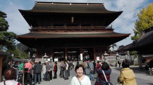 善光寺本堂前