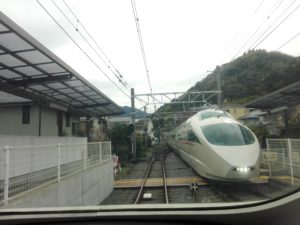 ロマンスカーの車窓からロマンスカーを見る