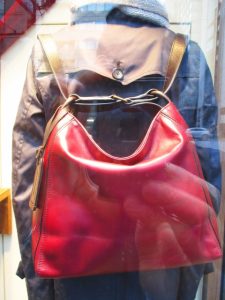 重いリュックを背負って