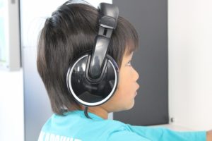 ヘッドホンでモーツアルト音楽を聴く子供
